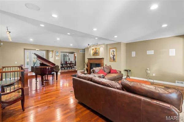 $1,025,000 | 6414 Country Club Road, Washington, MO 63090