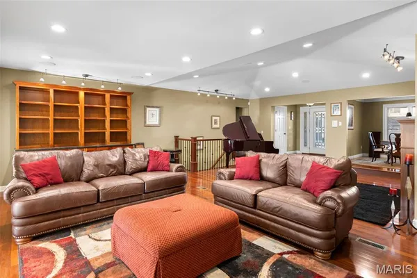 $1,025,000 | 6414 Country Club Road, Washington, MO 63090