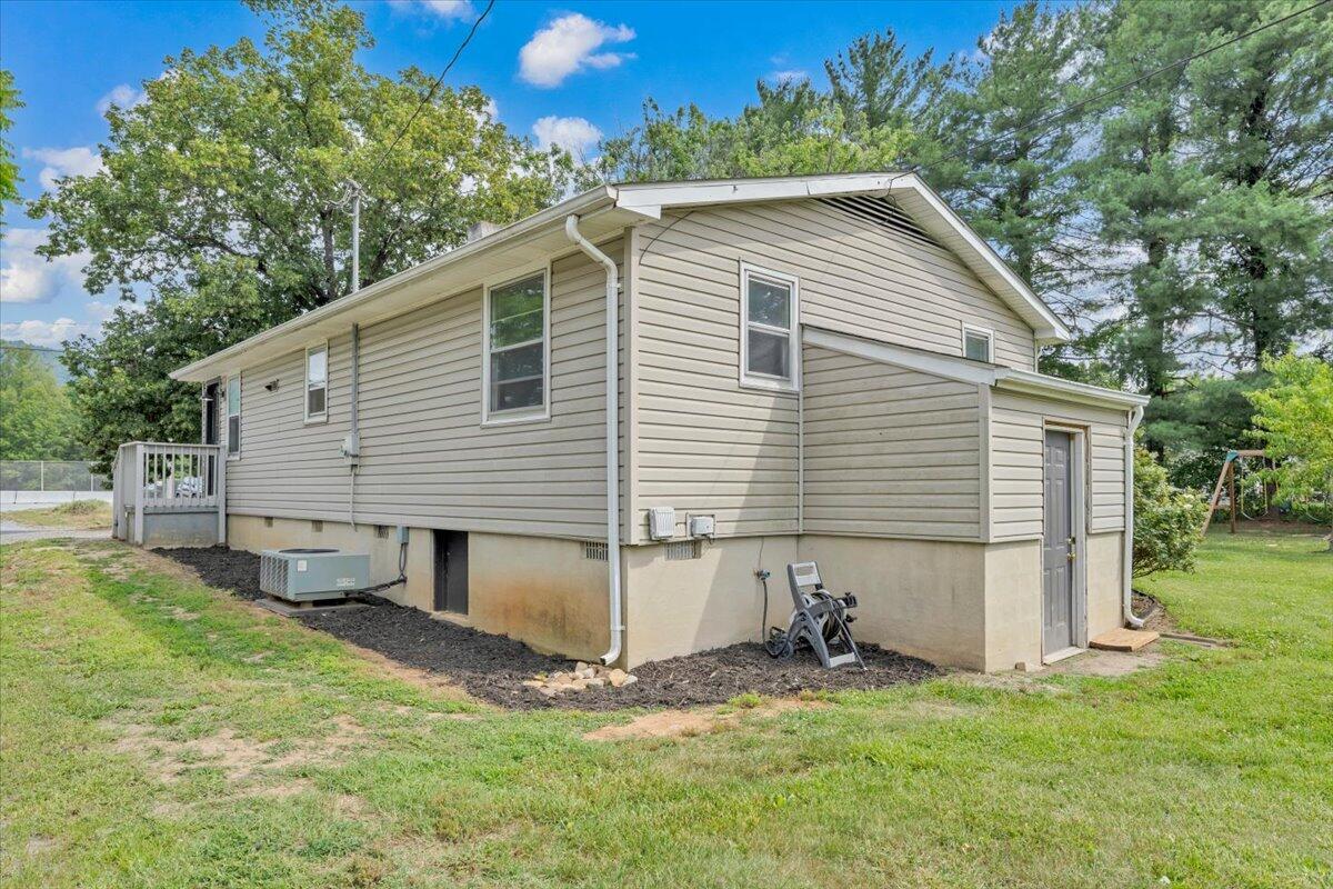 1383 Colonial Road Blue Ridge, VA 24064 - Photo 15 of 17 15-MIB03100