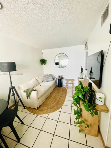 $2,590 | 1580 West Avenue, Unit 407, Miami Beach, FL 33139