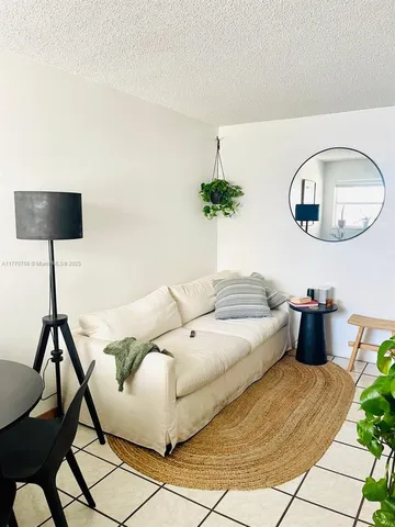 $2,590 | 1580 West Avenue, Unit 407, Miami Beach, FL 33139