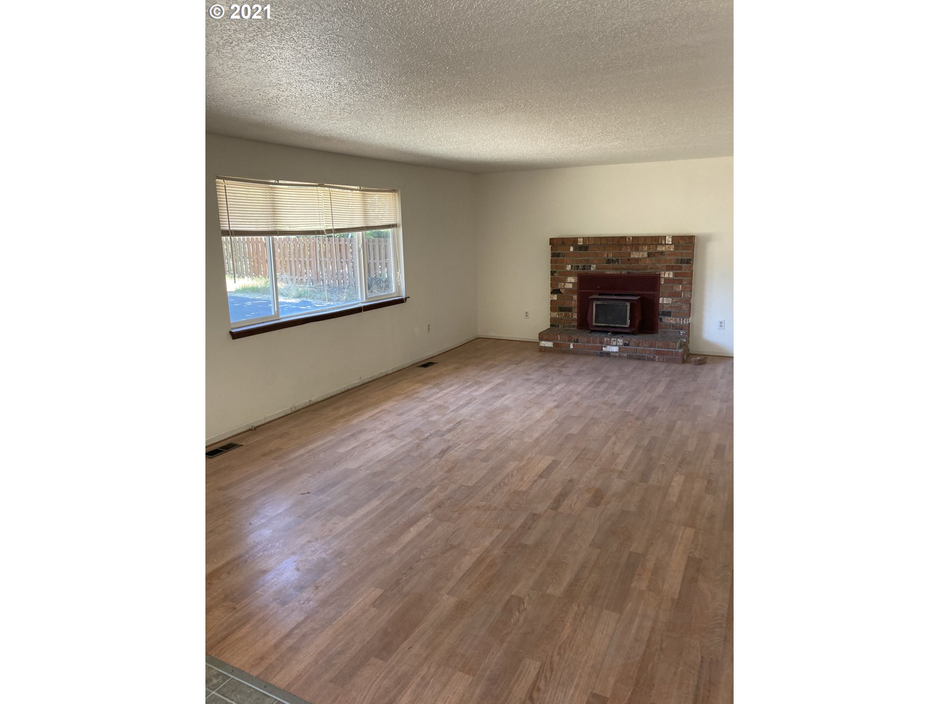 350 Singing Waters Road Winchester, OR 97495 - Photo 3 of 13 Gallery Image 3