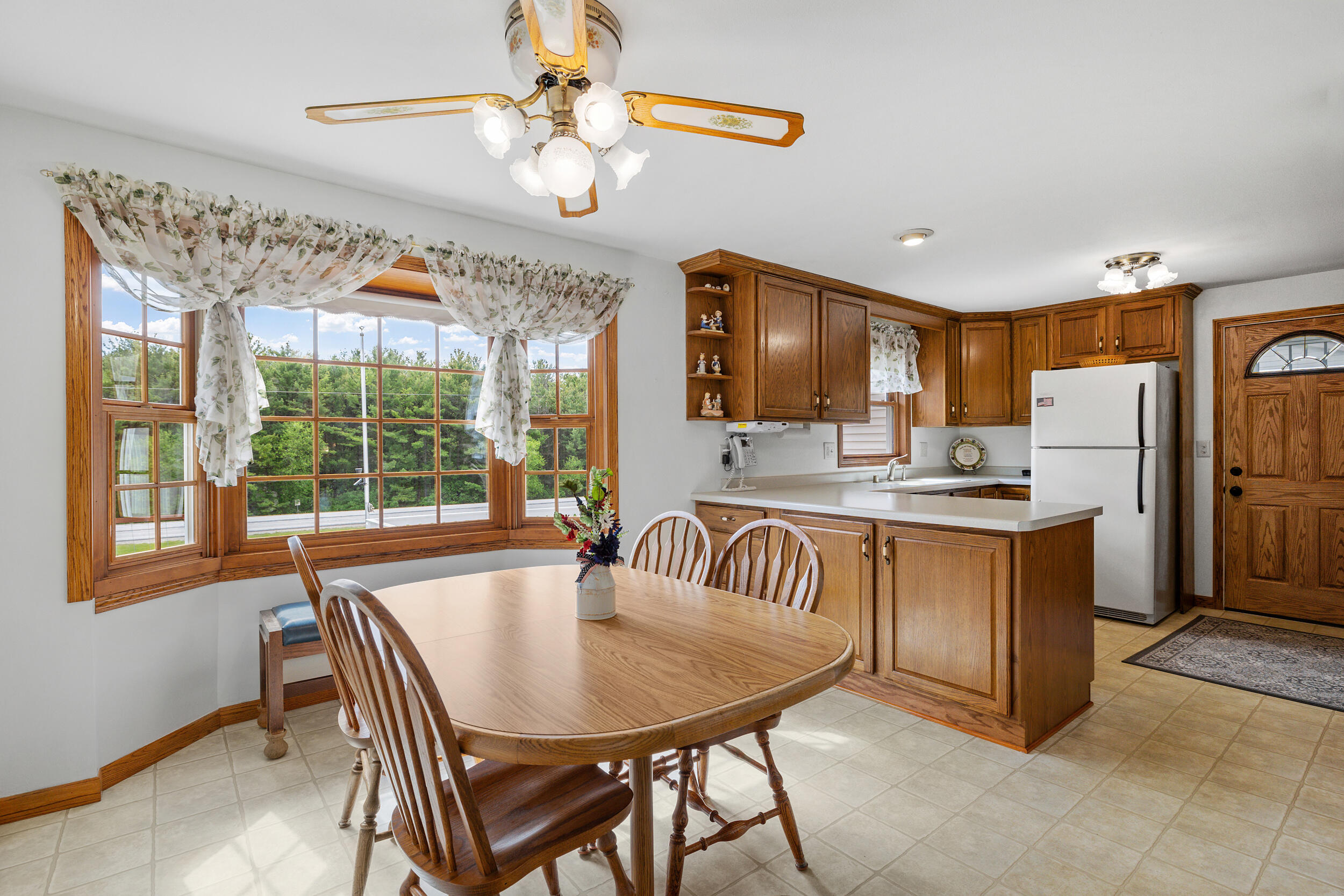 815 Jackson Drive Cleveland, WI 53015 - Photo 6 of 38 Dining Area