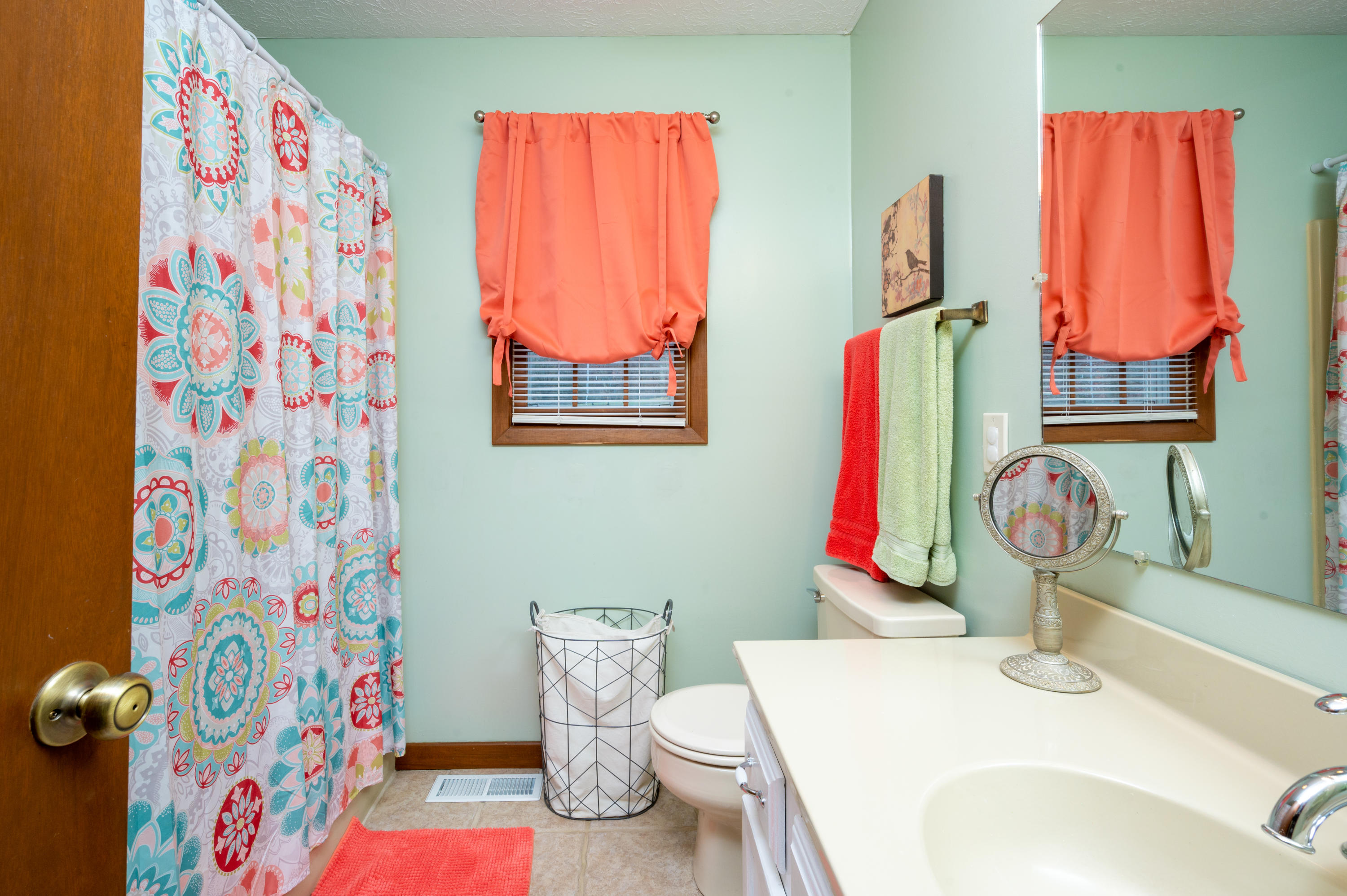 1073 Hidden Valley Road Kingsport, TN 37663 - Photo 20 of 42 Hallway Bathroom