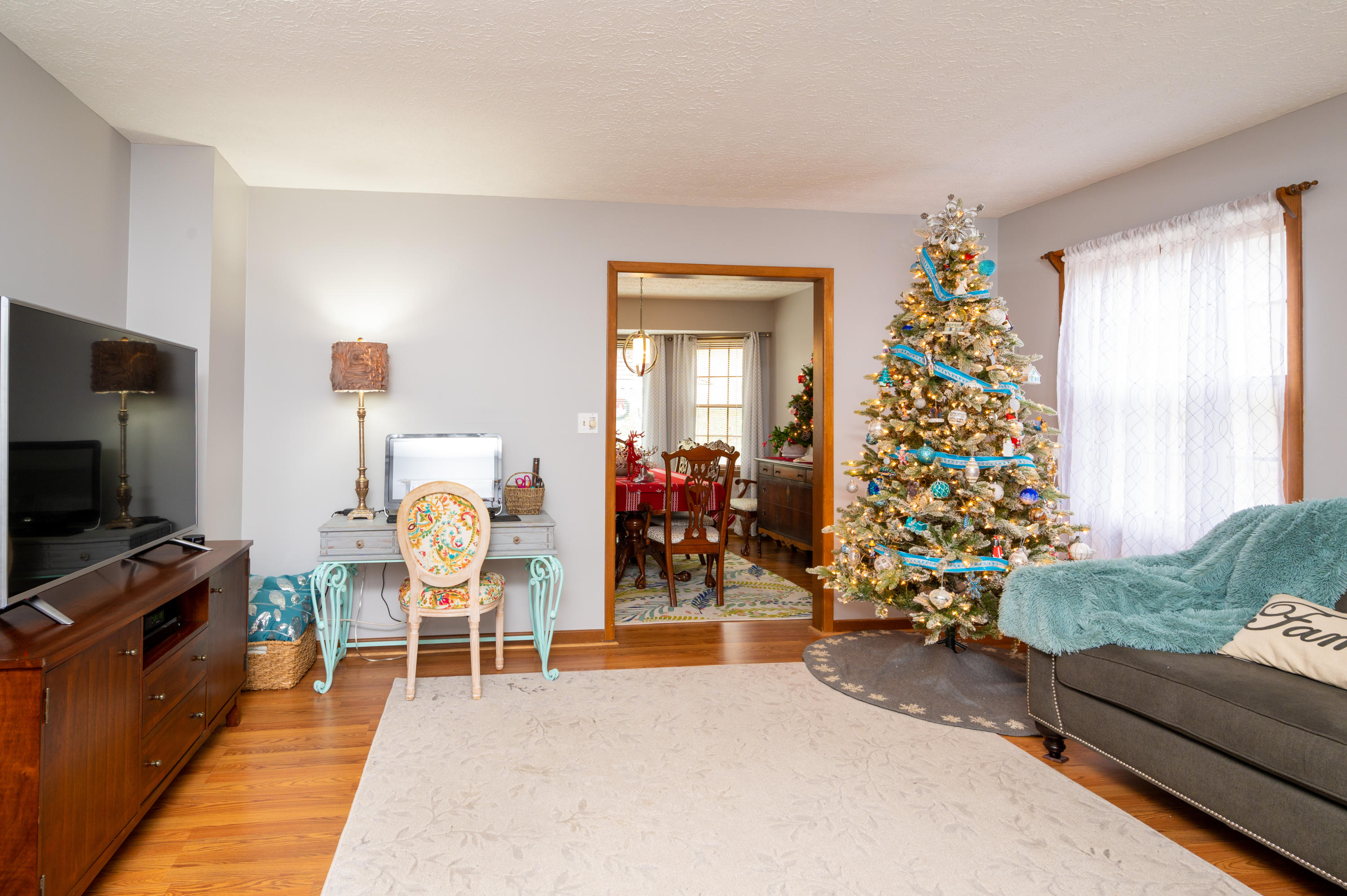 1073 Hidden Valley Road Kingsport, TN 37663 - Photo 2 of 42 Living Room