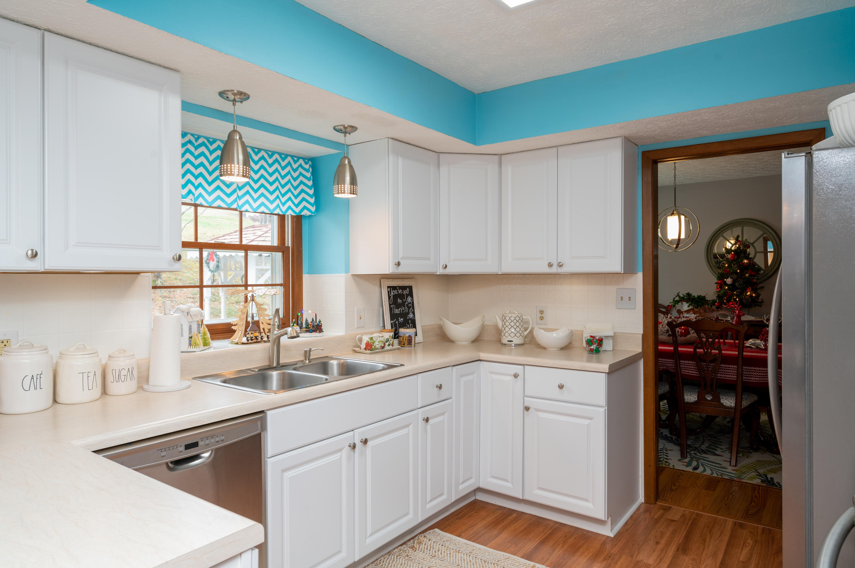 1073 Hidden Valley Road Kingsport, TN 37663 - Photo 7 of 42 Kitchen