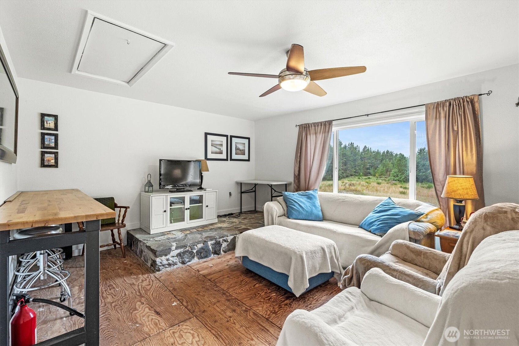 11303 Pacific Way Long Beach, WA 98631 - Photo 15 of 40 a living room with furniture and a window