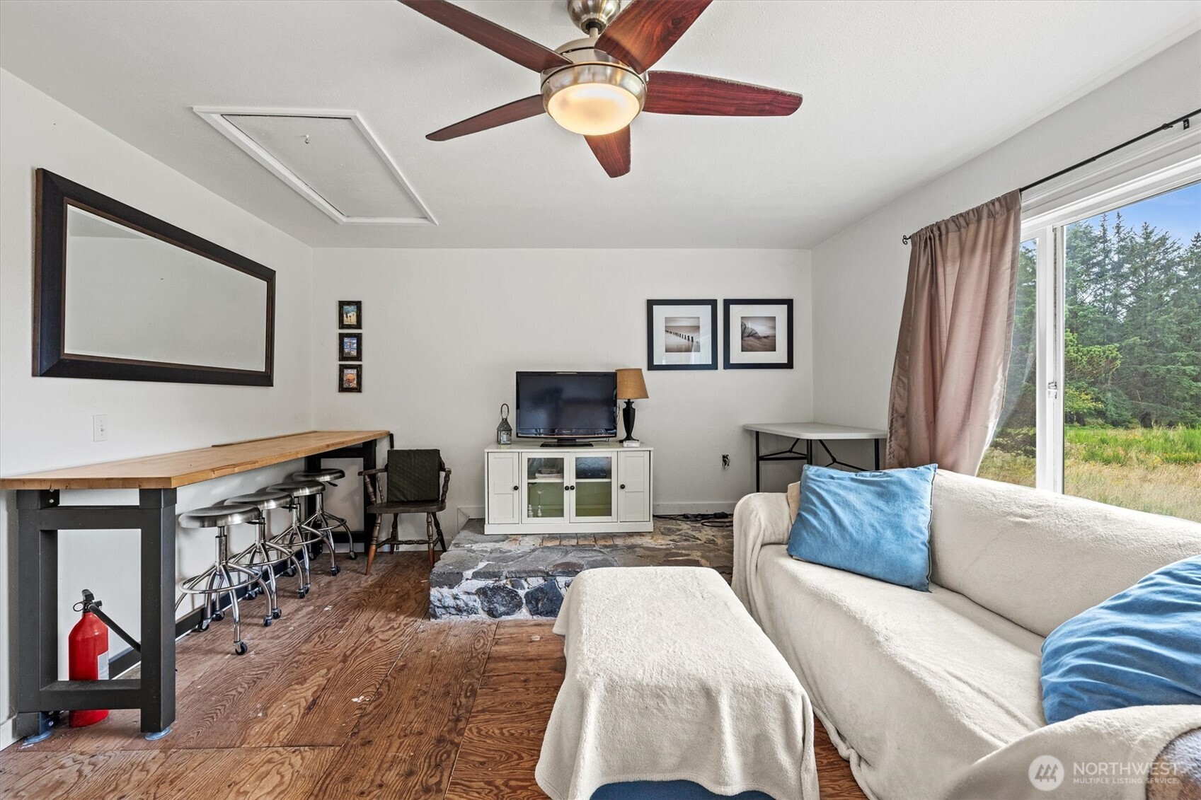 11303 Pacific Way Long Beach, WA 98631 - Photo 16 of 40 a living room with furniture and a flat screen tv