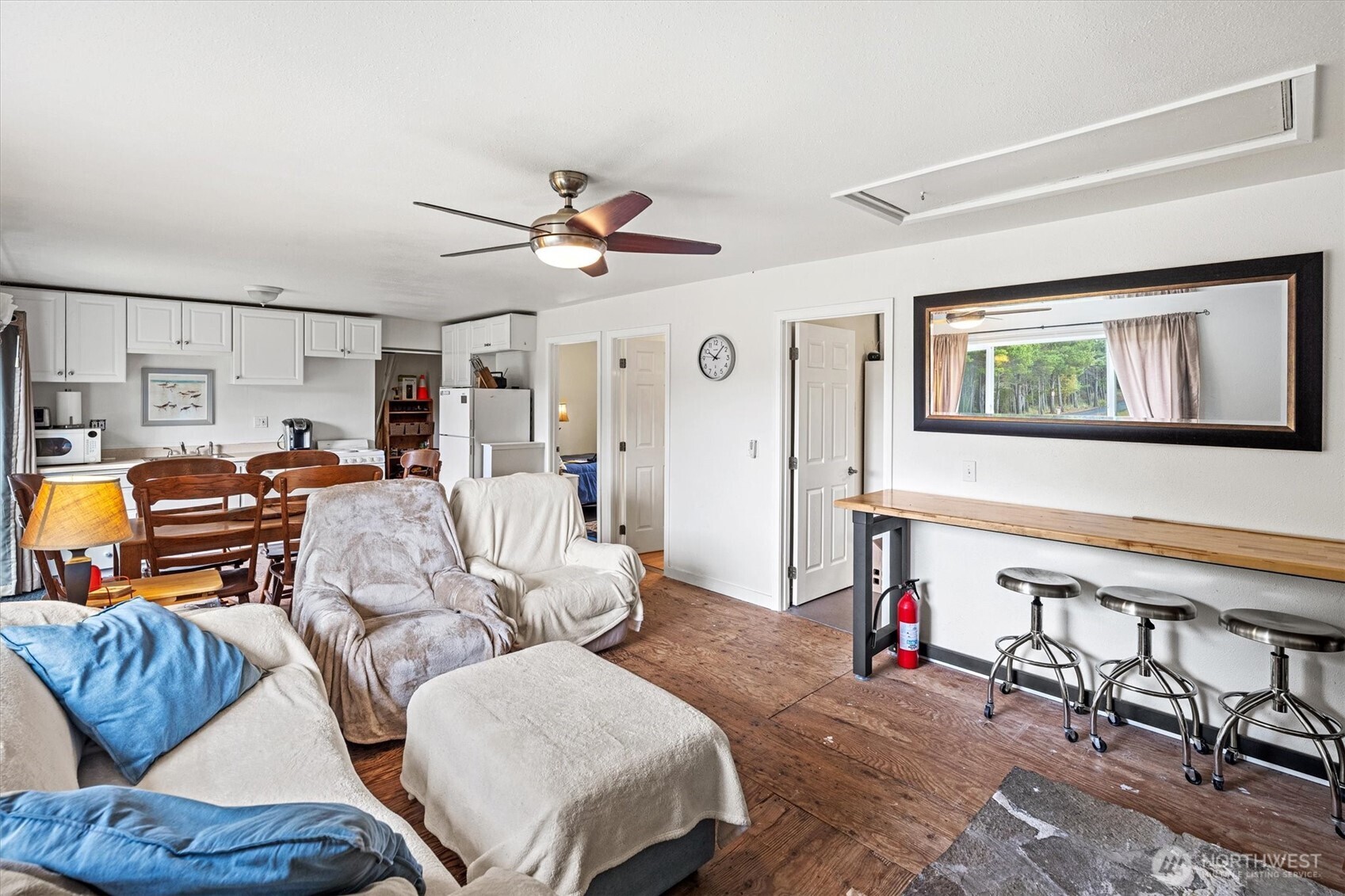 11303 Pacific Way Long Beach, WA 98631 - Photo 18 of 40 a living room with furniture kitchen view and a window