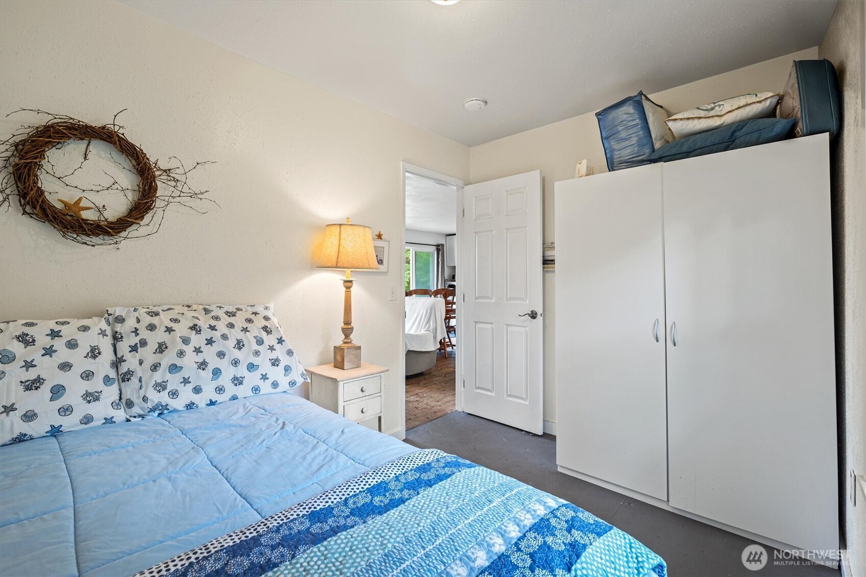 11303 Pacific Way Long Beach, WA 98631 - Photo 23 of 40 a bedroom with a bed and a lamp