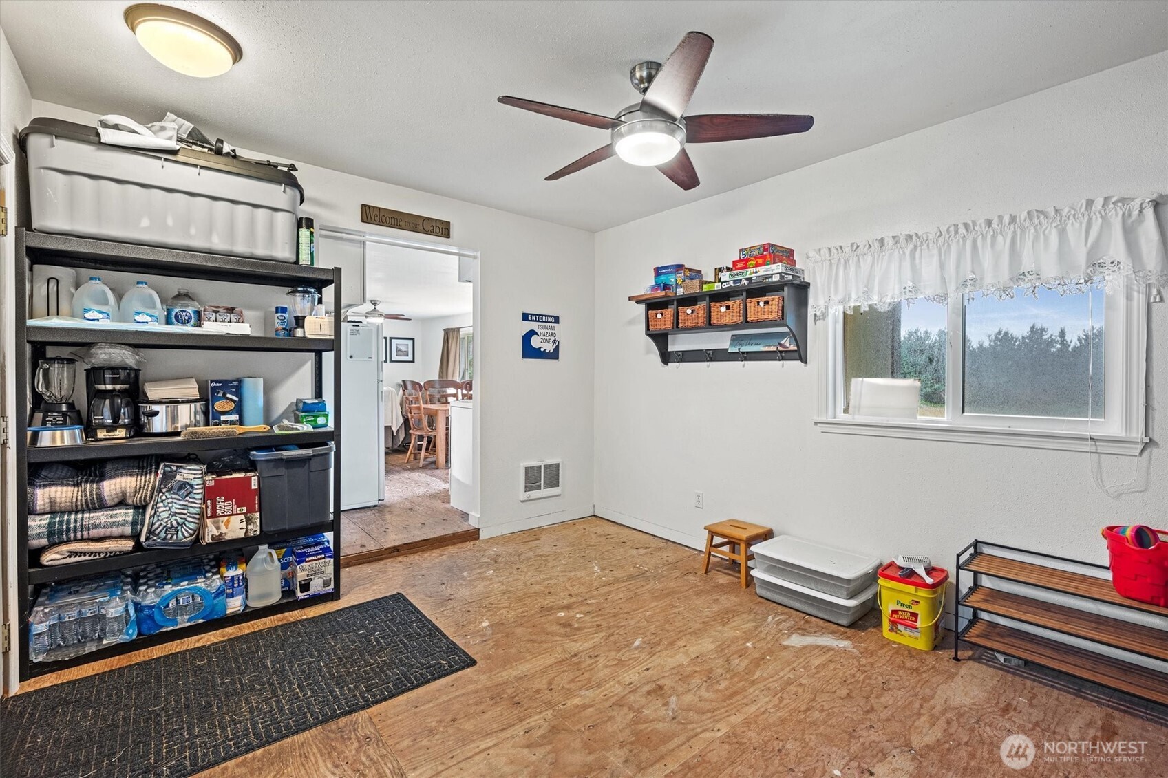 11303 Pacific Way Long Beach, WA 98631 - Photo 7 of 40 a view of a workspace with furniture and a ceiling fan