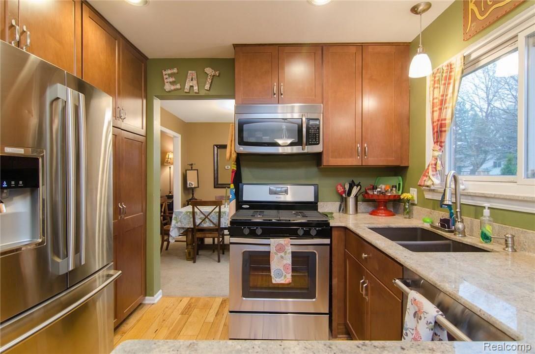 2 year old remodeled kitchen with extra tall maple cabinets, granite counters and ss appliances!
