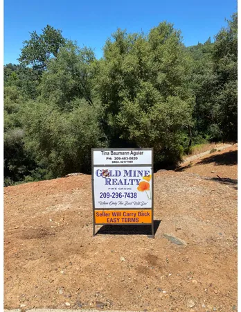 a sign that is sitting on a brick wall