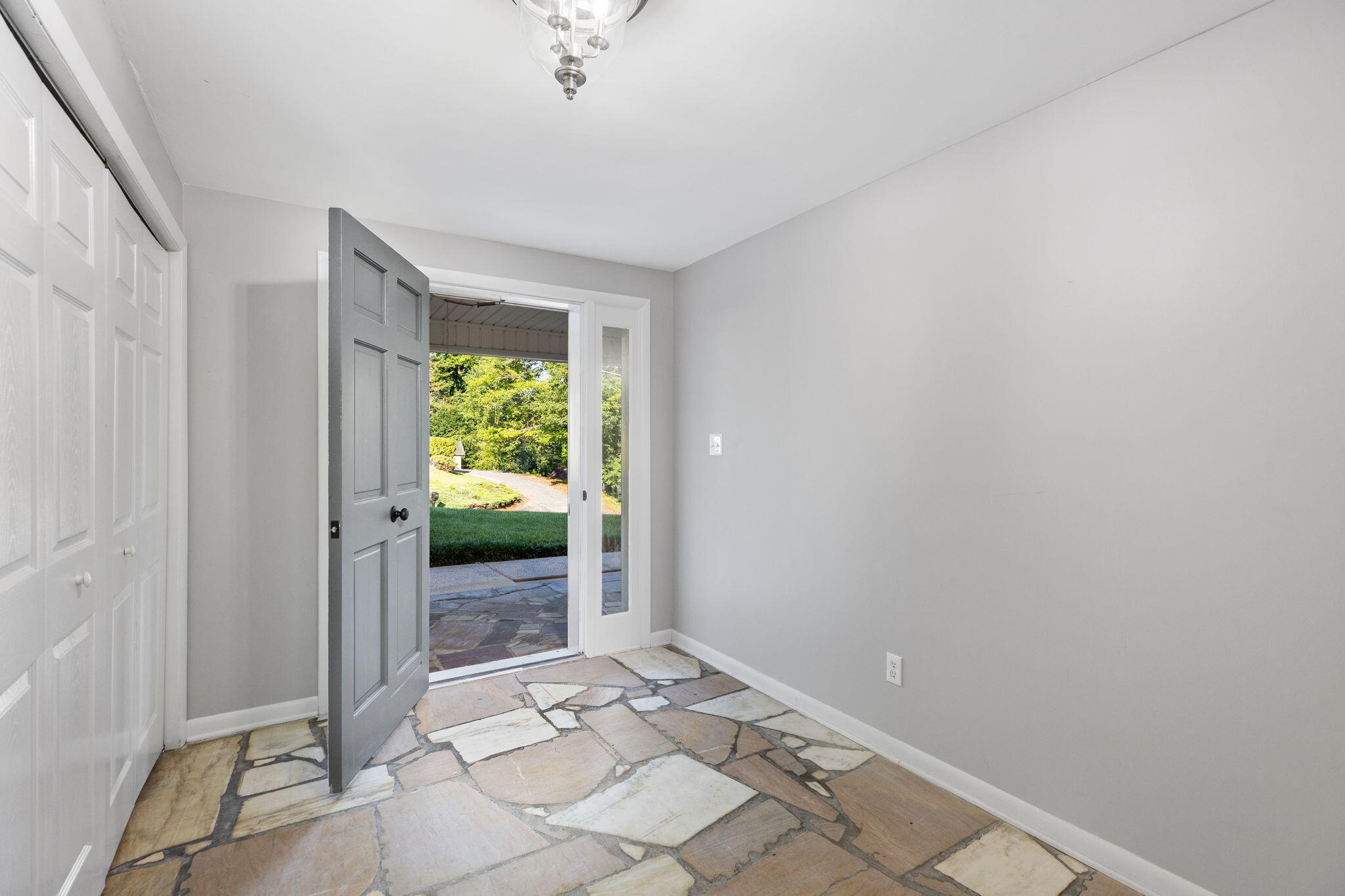 21463 Plantation Road Bristol, VA 24202 - Photo 2 of 38 7-web-or-mls-217A0195