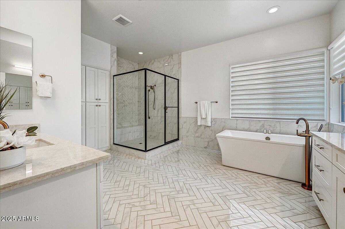 9407 South 13th Way Phoenix, AZ 85042 - Photo 13 of 32 30-Primary Bathroom