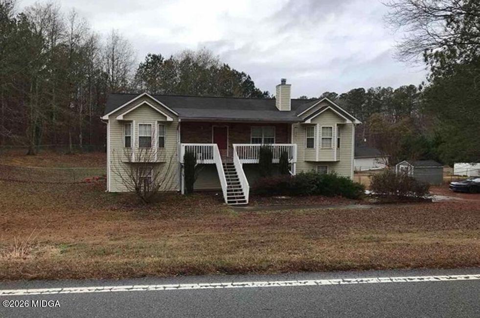 a view of a house with a yard