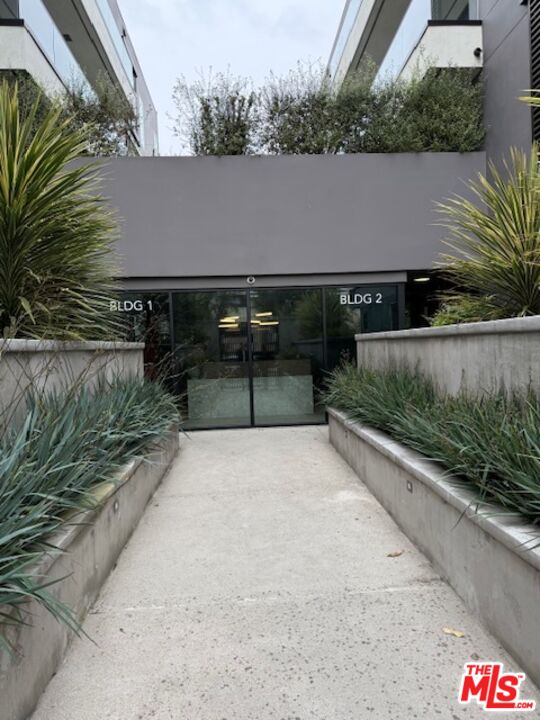 411 South Hamel Road, Unit 306 Los Angeles, CA 90048 - Photo 2 of 40 an outdoor view of garden