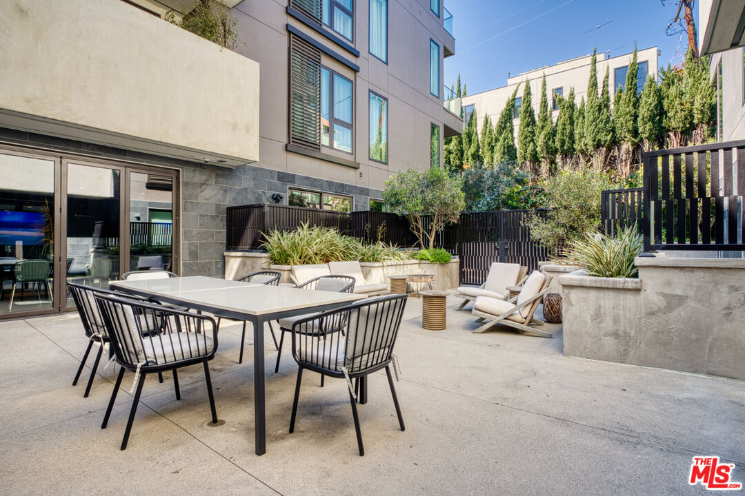 411 South Hamel Road, Unit 306 Los Angeles, CA 90048 - Photo 29 of 40 a outdoor space with a table and chairs