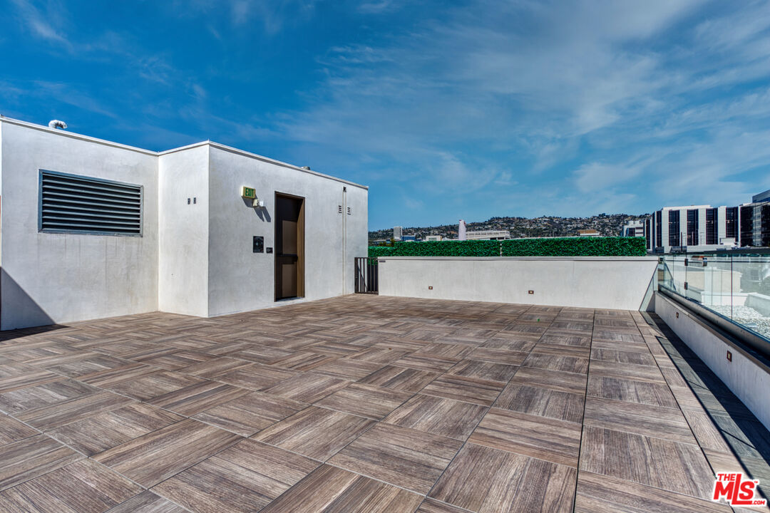 411 South Hamel Road, Unit 306 Los Angeles, CA 90048 - Photo 34 of 40 a view of a terrace