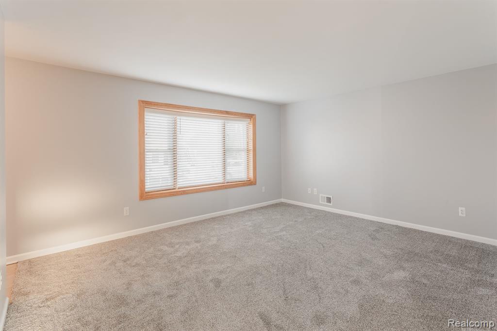 29030 Springstead Street Gibraltar, MI 48173 - Photo 12 of 23