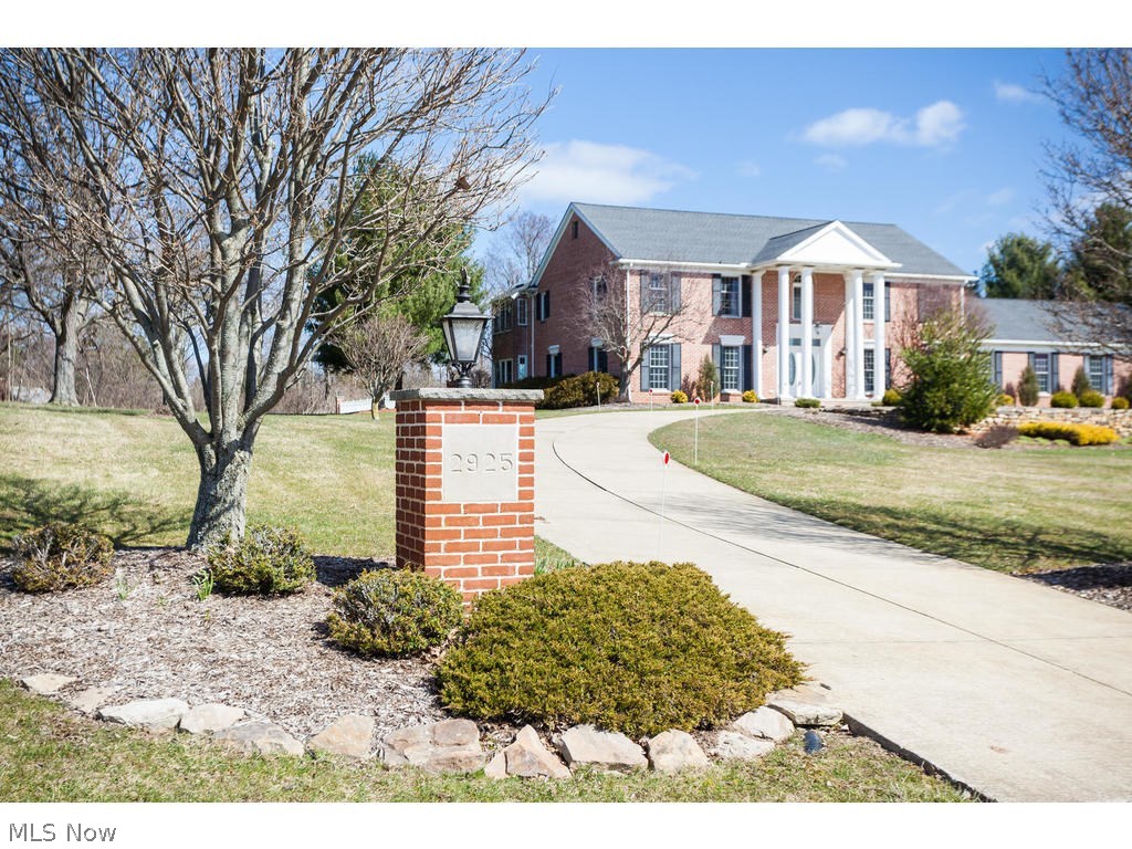 2925 Roundhill Road Akron, OH 44333 - Photo 2 of 33