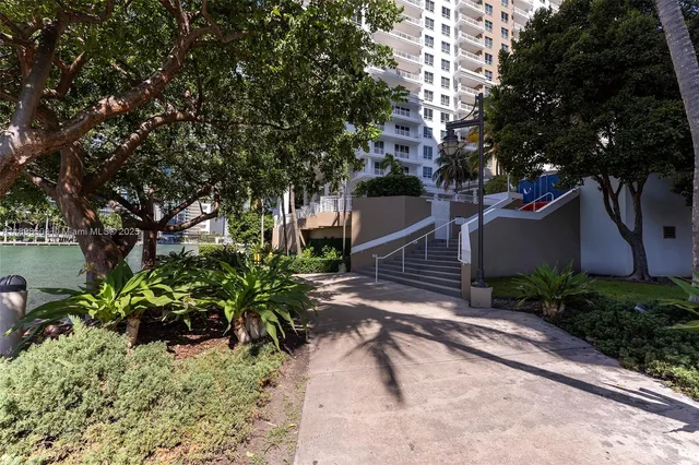 $4,650 | 801 Brickell Key Boulevard, Unit 1012, Miami, FL 33131