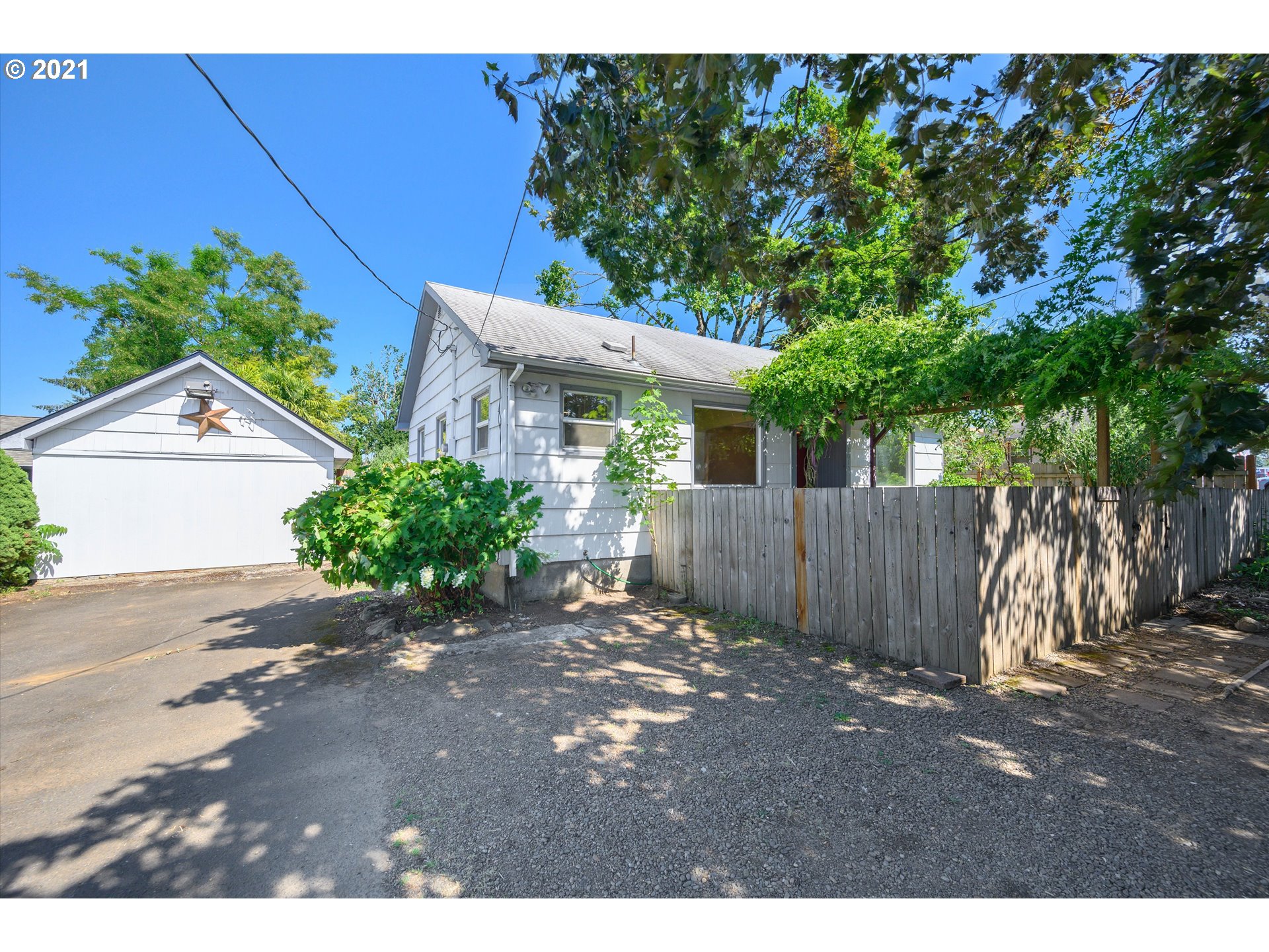 1019 South South End Road Oregon City, OR 97045 - Photo 1 of 28 Gallery Image 1