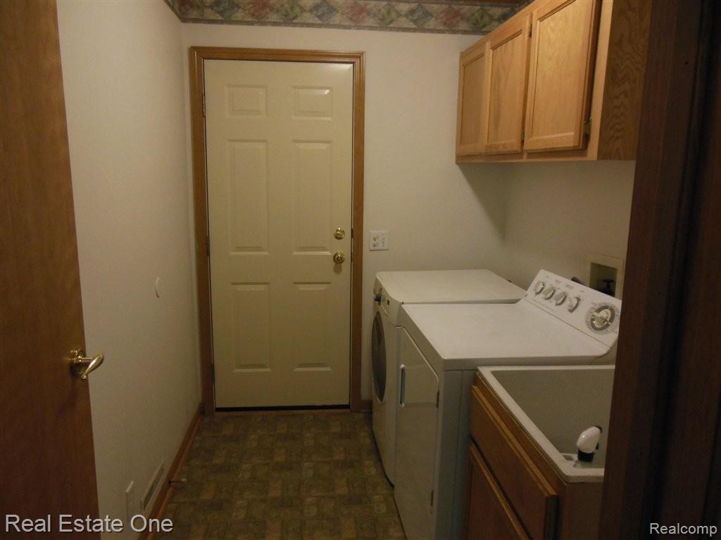 10862 Mcgregor Road Pinckney, MI 48169 - Photo 25 of 49 1 st Floor Laundry