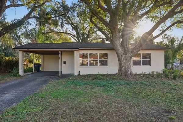 a view of a house with a yard
