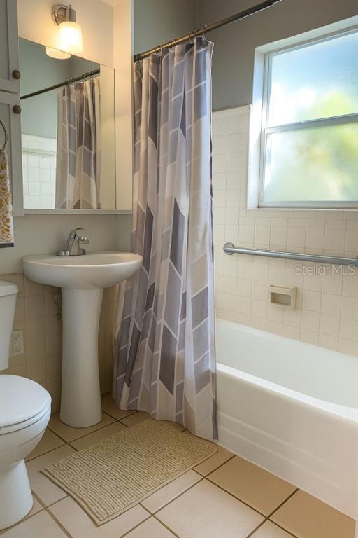 603 Oak Ridge Drive Brandon, FL 33510 - Photo 4 of 6 a bathroom with a sink a toilet and a bathtub