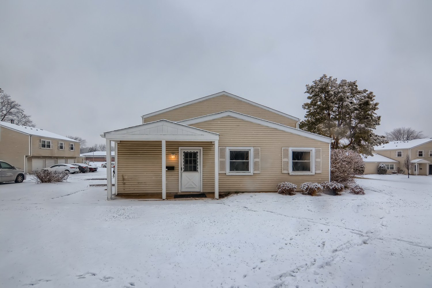 a view of a house with a yard