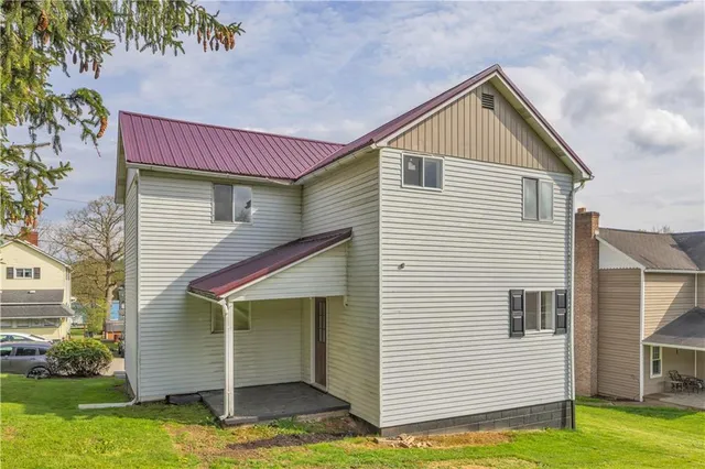 a view of a house with a yard