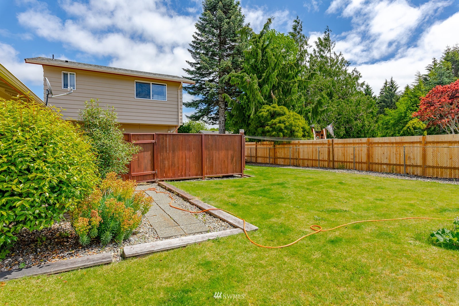 1209 Dundee Drive Cosmopolis, WA 98537 - Photo 13 of 36 a backyard of a house with lots of green space