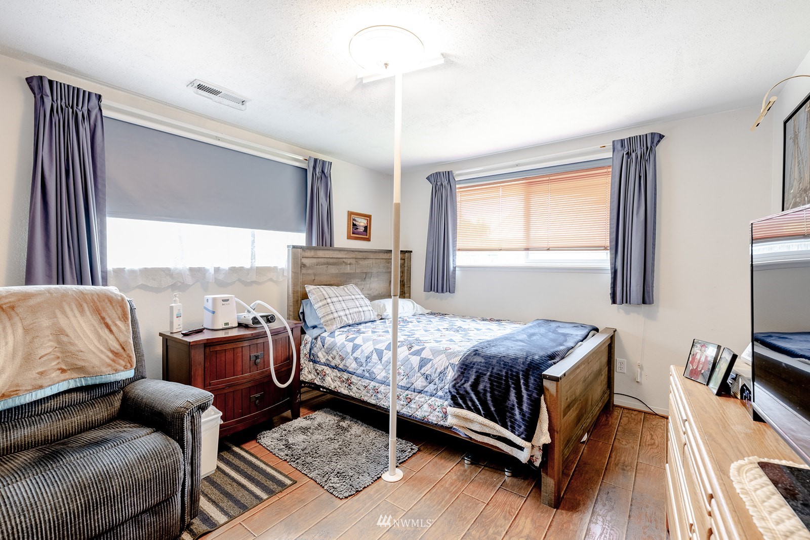 1209 Dundee Drive Cosmopolis, WA 98537 - Photo 19 of 36 a bedroom with a bed couch and a flat tv screen