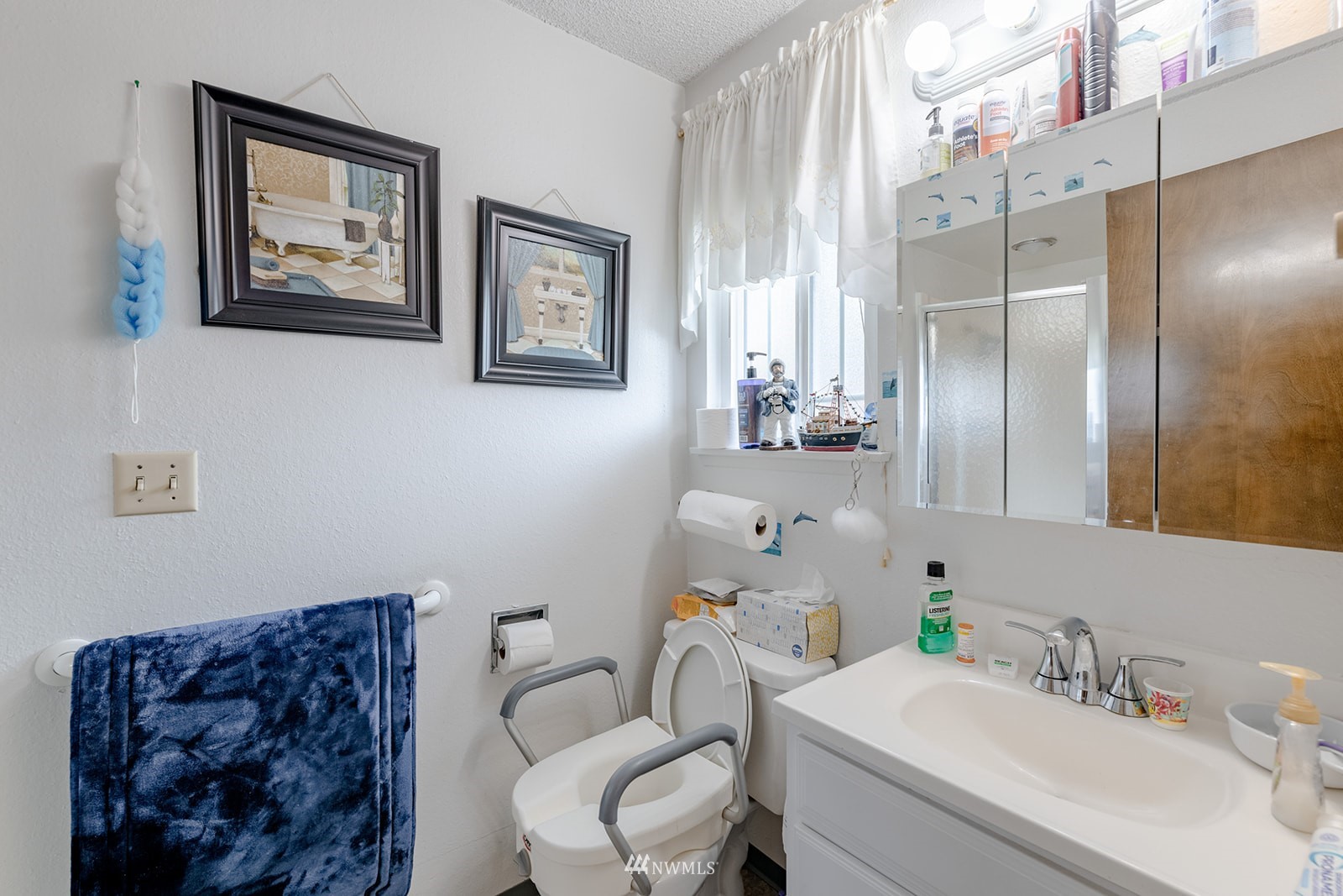 1209 Dundee Drive Cosmopolis, WA 98537 - Photo 20 of 36 a bathroom with a sink toilet and shower