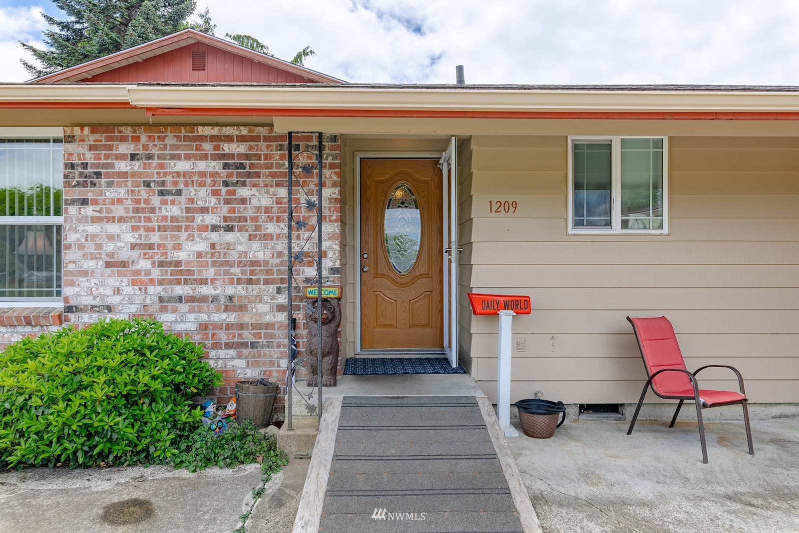 1209 Dundee Drive Cosmopolis, WA 98537 - Photo 2 of 36 a front view of a house with entryway