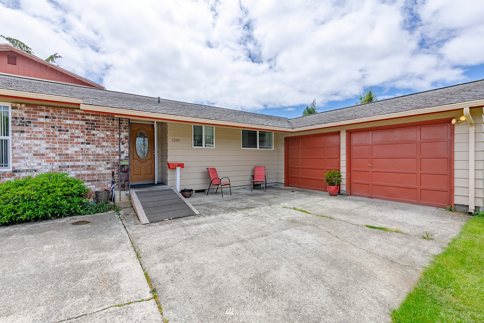 1209 Dundee Drive Cosmopolis, WA 98537 - Photo 3 of 36 a view of a house with a patio