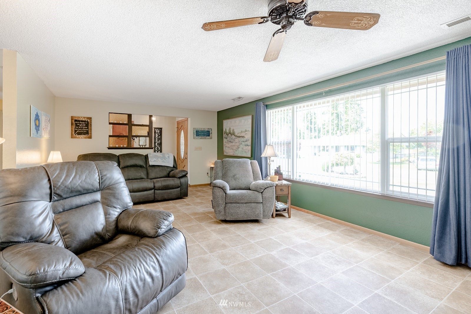1209 Dundee Drive Cosmopolis, WA 98537 - Photo 36 of 36 a living room with furniture and a large window