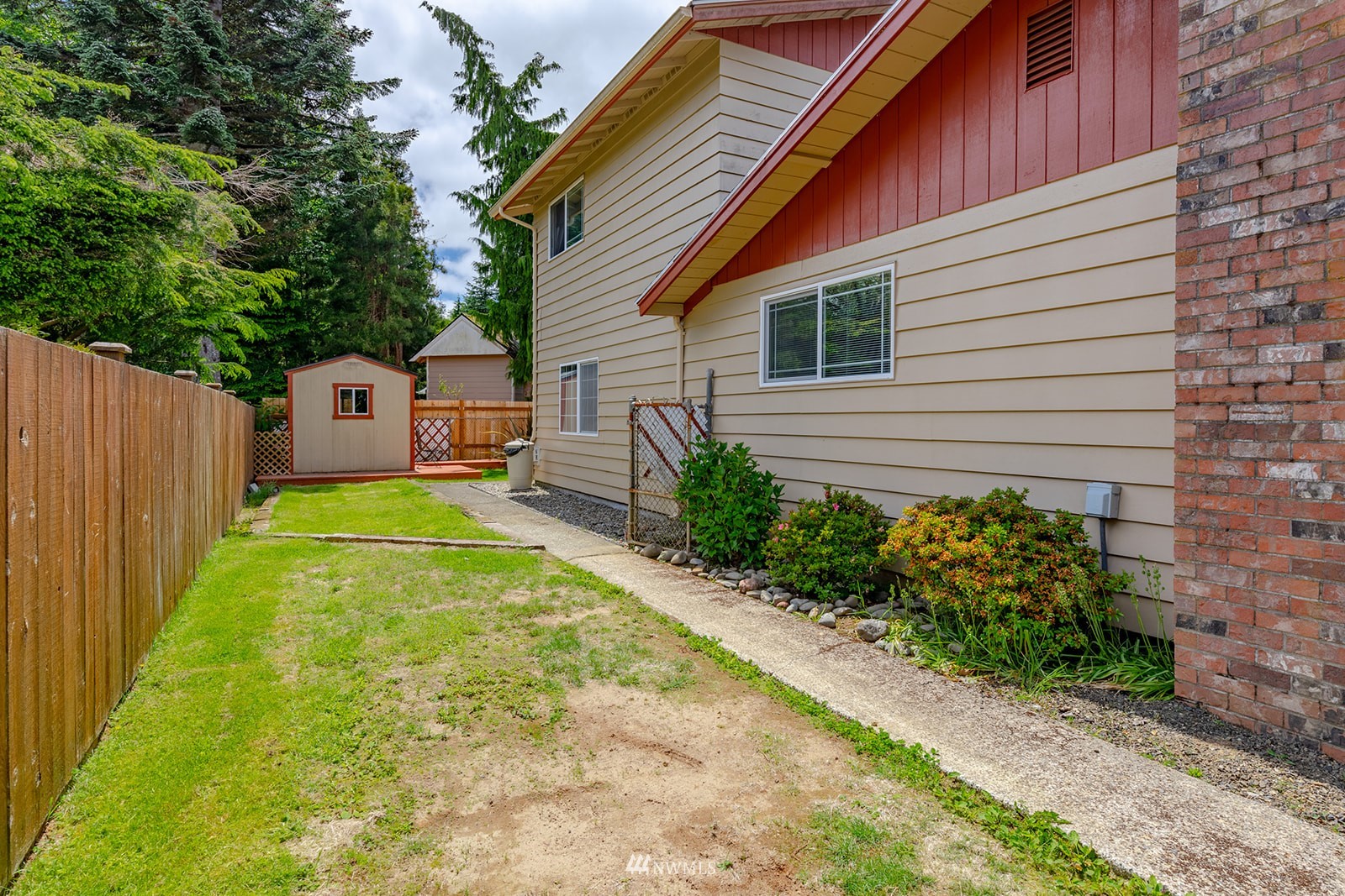 1209 Dundee Drive Cosmopolis, WA 98537 - Photo 6 of 36 a front view of a house with garden