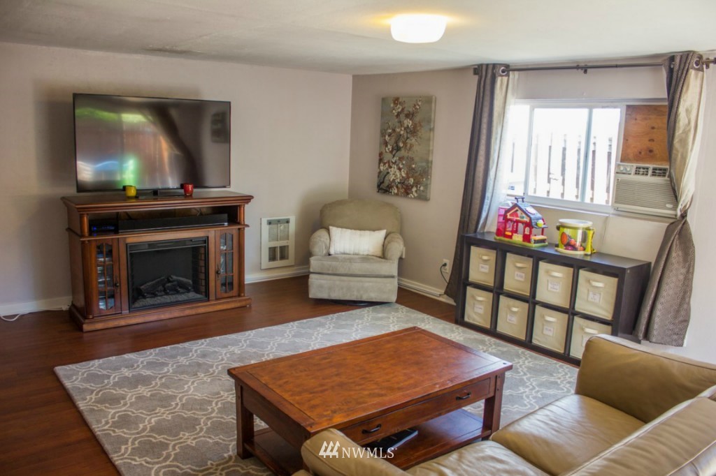 550 Ferndale Avenue Northeast Renton, WA 98056 - Photo 3 of 16 Gallery Image 3