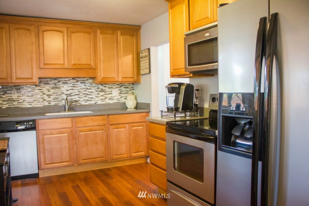 550 Ferndale Avenue Northeast Renton, WA 98056 - Photo 6 of 16 Gallery Image 6