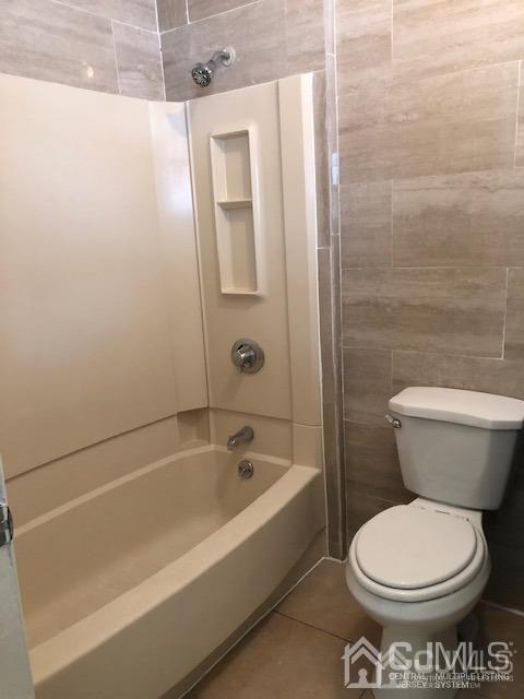 523 State Street Perth Amboy, NJ 08861 - Photo 9 of 22 a bathroom with a toilet and a bathtub