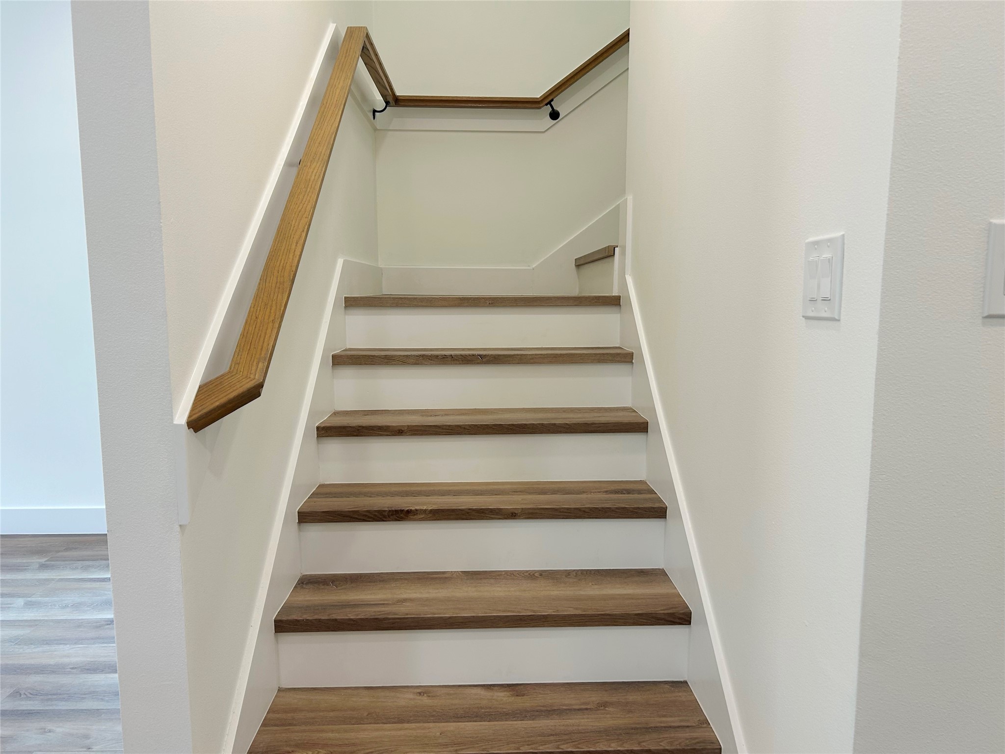 922 Elm Road Clear Lake Shores, TX 77565 - Photo 13 of 22 Up to secondary bedrooms