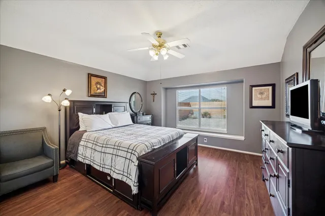 $369,900 | 1818 High Falls Lane, Pearland, TX 77581