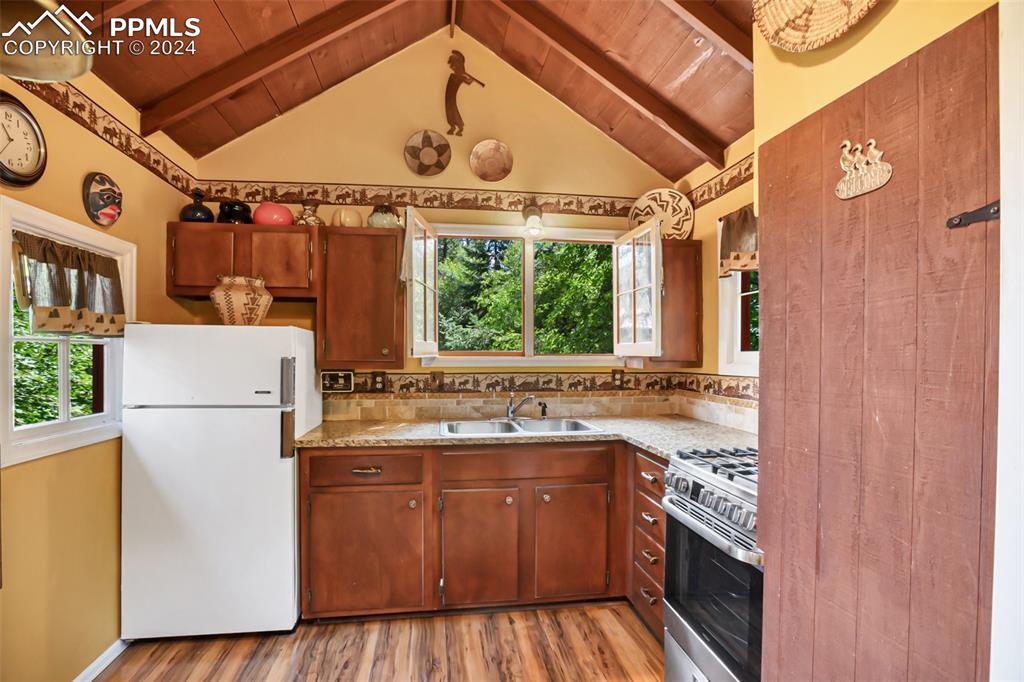 6015 Sioux Trail Cascade, CO 80809 - Photo 15 of 50 a kitchen with a stove a refrigerator and a stove
