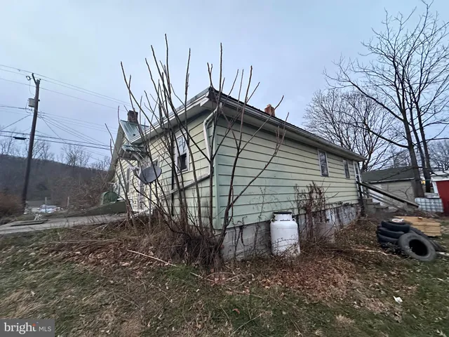 a view of a barn in the middle of a yard