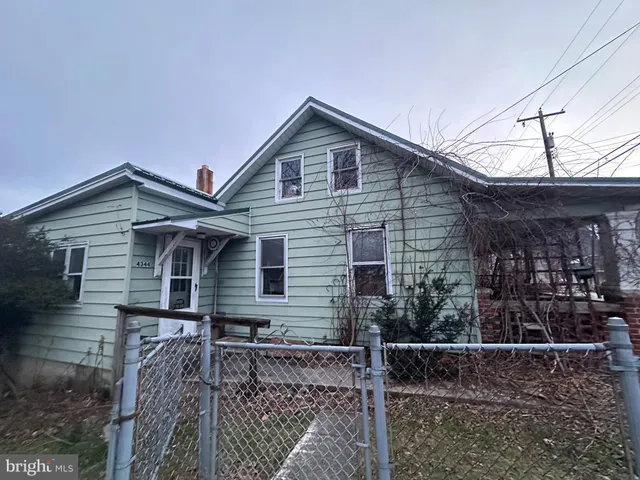 a view of a back yard of the house