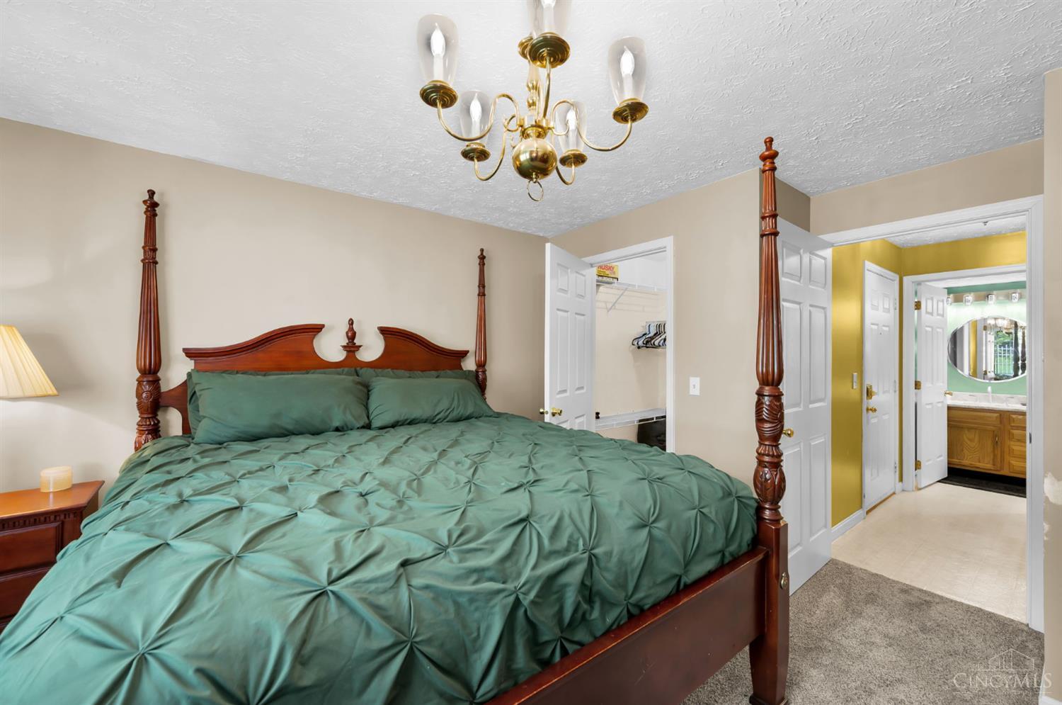 3543 Jessup Road, Unit 2B Cincinnati, OH 45239 - Photo 17 of 31 Versatile secondary bedroom offering flexibility for guests or work-from-home needs