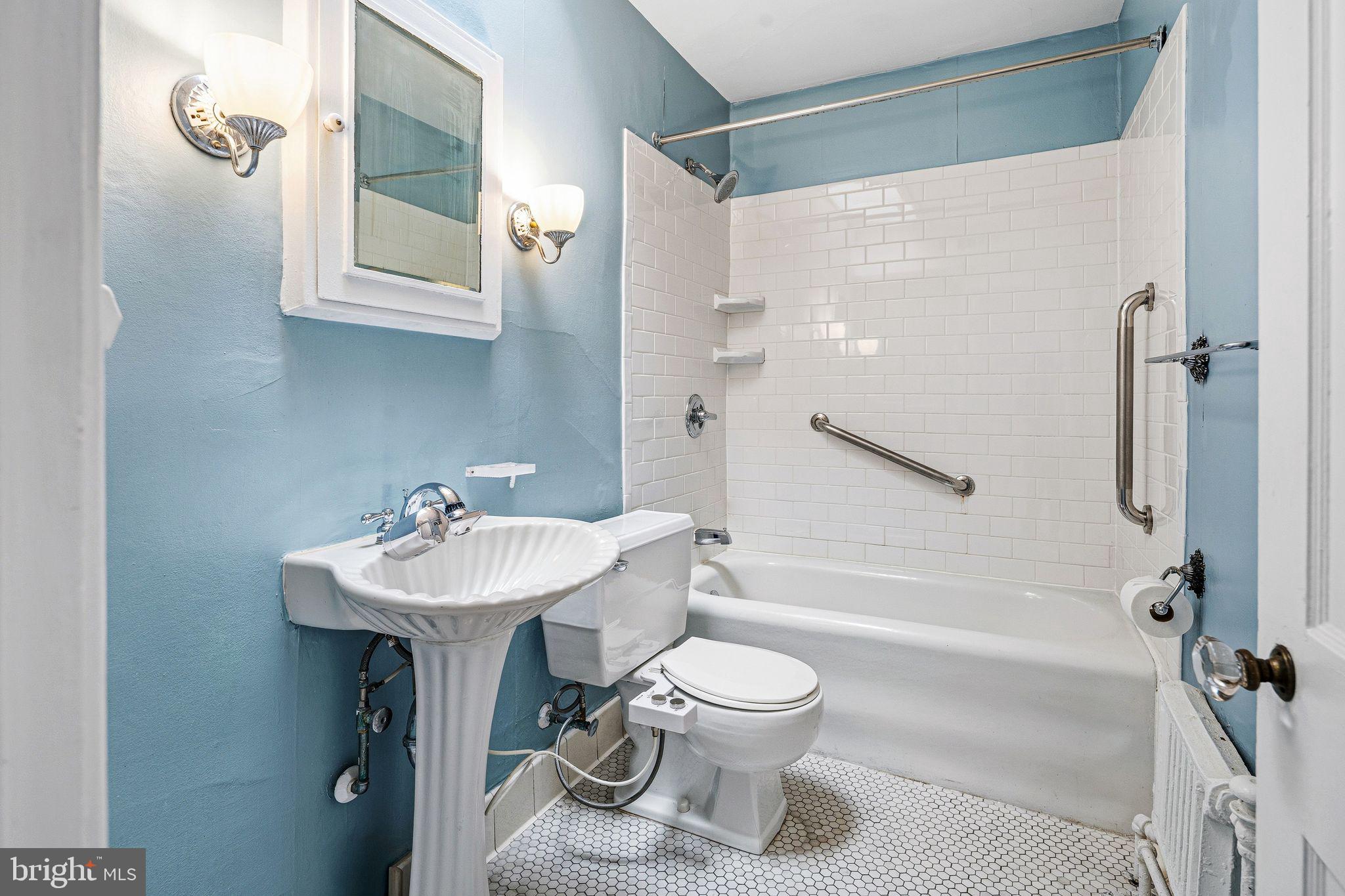2139 St James Place Philadelphia, PA 19103 - Photo 32 of 44 Third Floor Full Bathroom