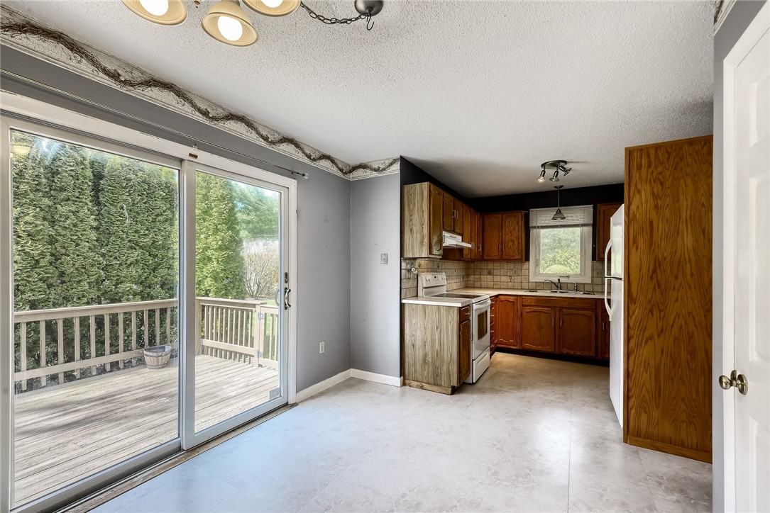 95 Quannacut Road Westerly, RI 02891 - Photo 10 of 33 Dining Area